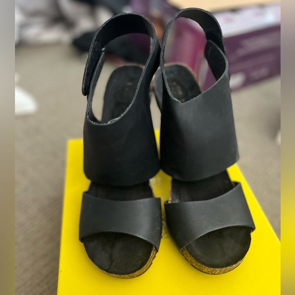 Kenneth Cole Reaction Hook-Key Le black, leather heels/sandals - Picture 3 of 9